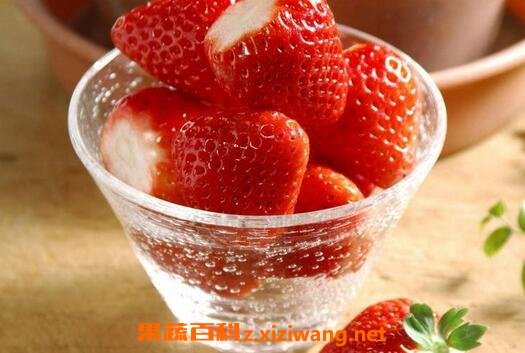 草莓怎么洗最干净 草莓的正确洗法_草莓_做法