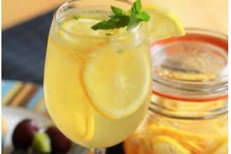 喝柠檬蜂蜜水的好处和坏处