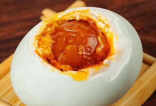 盐水咸鸭蛋如何做 盐水咸鸭蛋的腌制方法