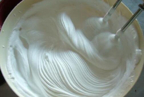 纯牛奶打发奶油的方法
