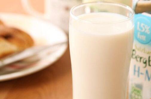 喝低脂牛奶的好�和�奶�